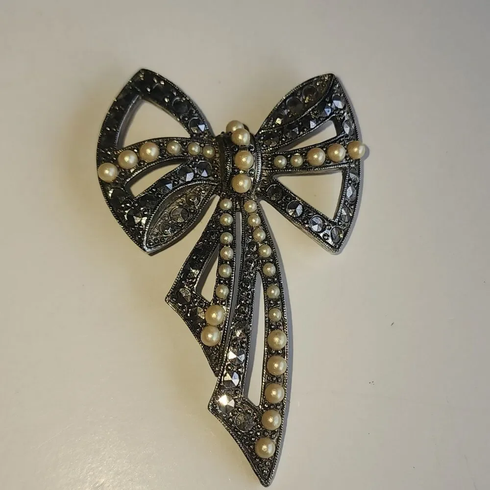 Richelieu Marcasite & Faux Pearl Bow Brooch Pin Silver Tone Ribbon Jewelry